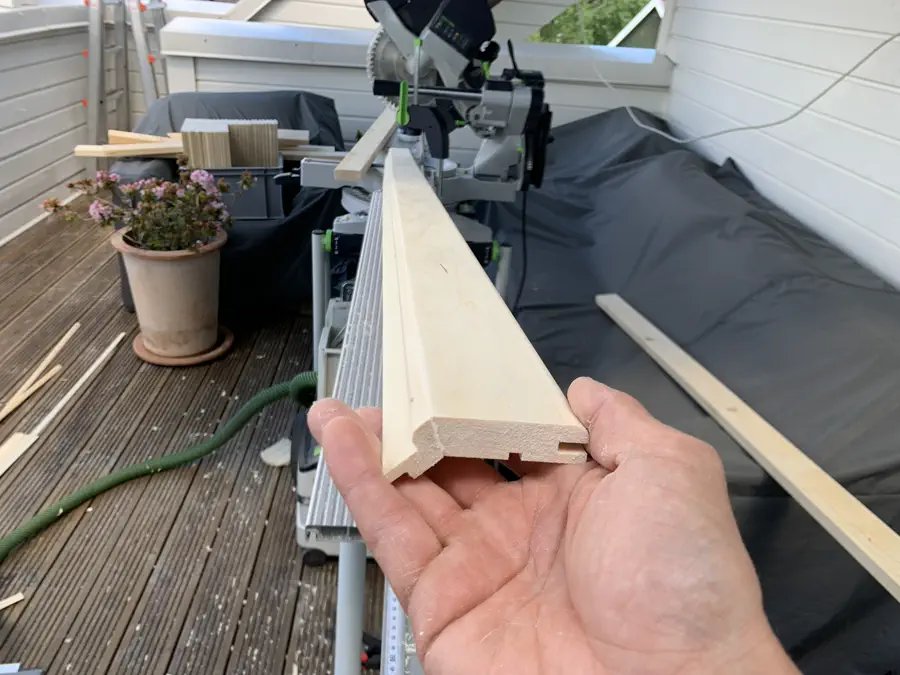 Panel runt ytterhörn i bastu