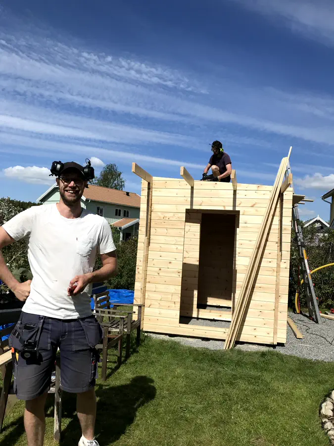 Arbete med bastustuga under byggtid