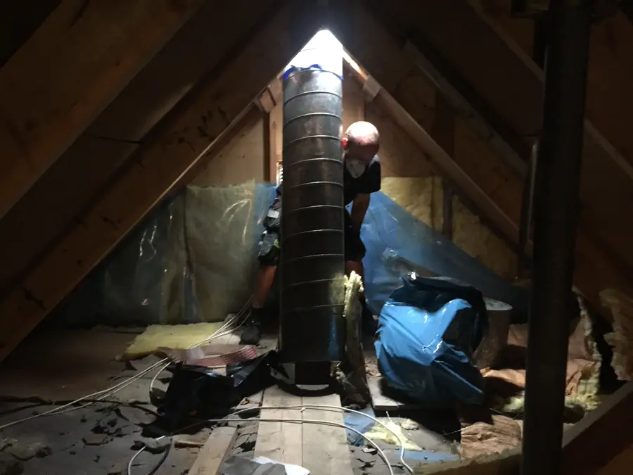 Demontering av gammal skorsten